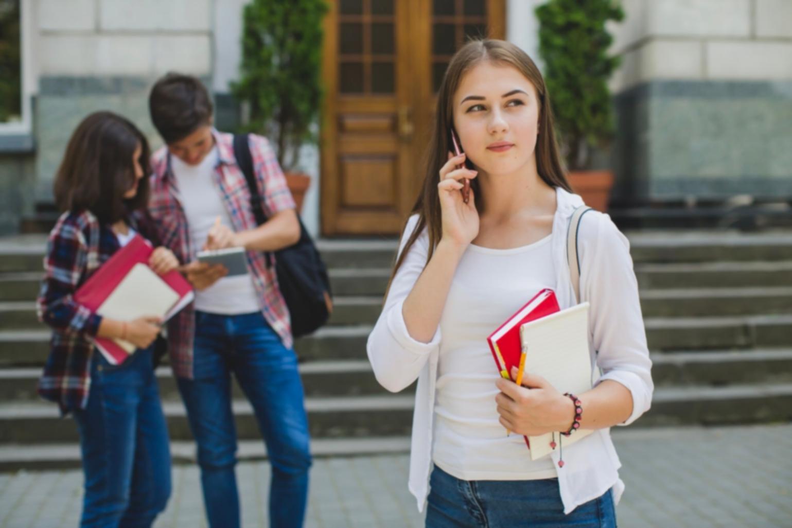 Besprechungsraum mit Finanzpräsentation