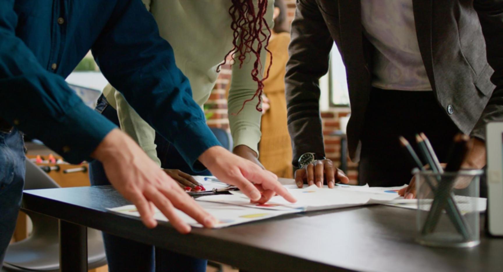 Arbeitsplatz mit Finanzunterlagen und Laptop